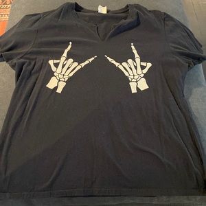 Womens skull hands tshirt. Black xxl